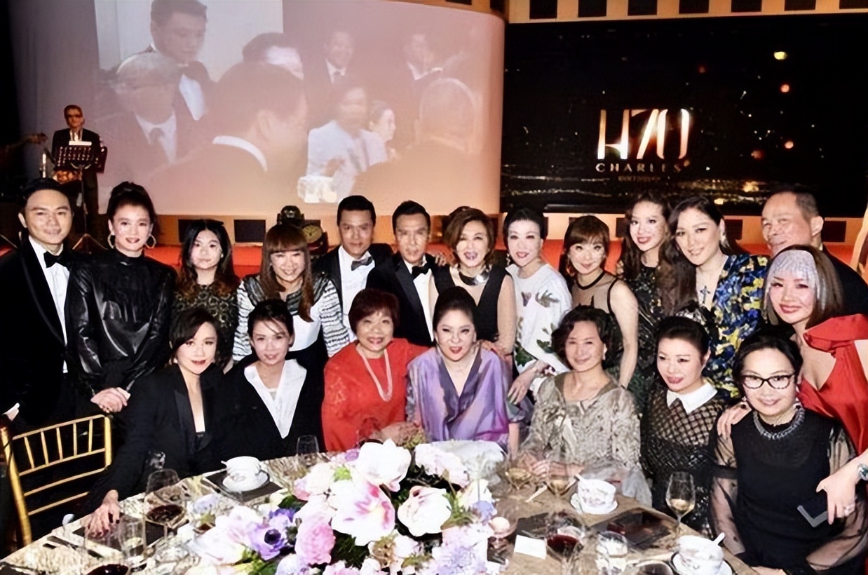 向华炎追悼会！向华强夫妇现身，4000多江湖兄弟，陈慧敏拄拐送行