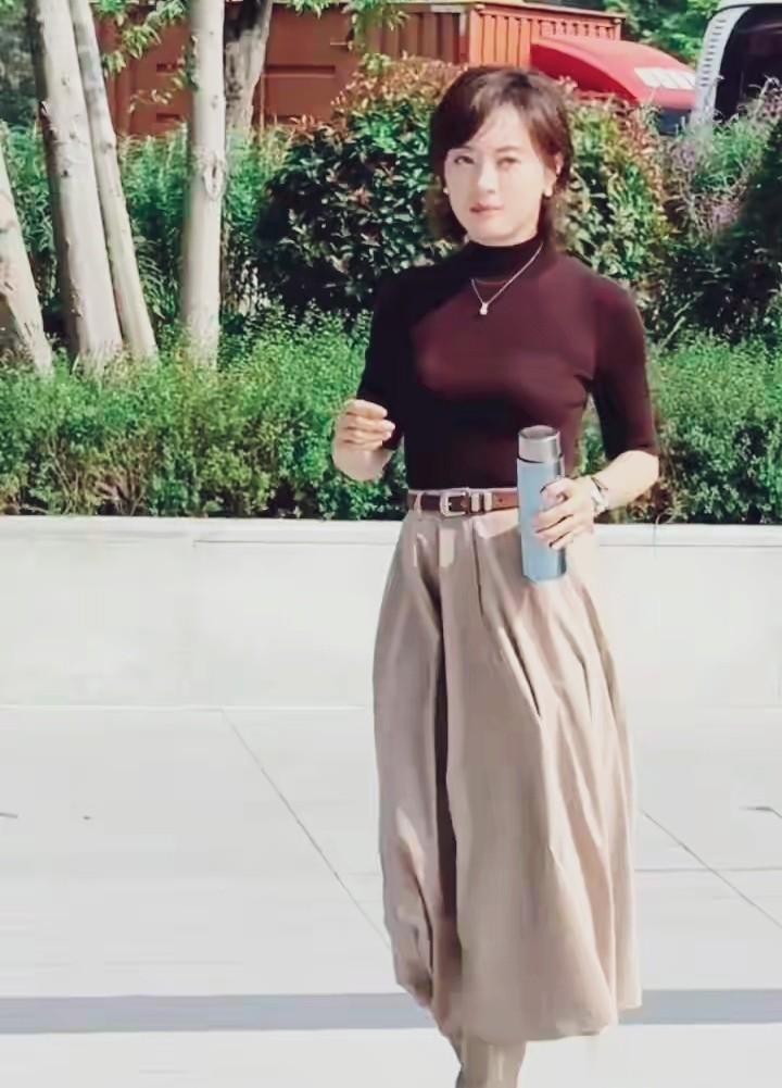 43岁孙俪街头生图曝光！手拿保温杯身材竟如少女，看呆了。