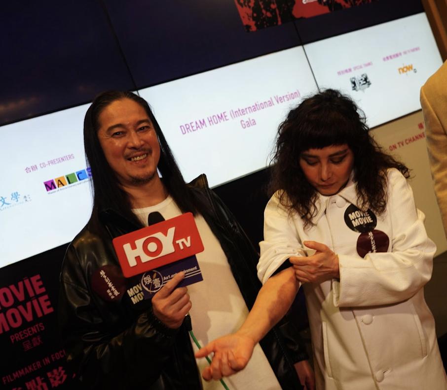 何超仪丈夫病愈后亮相，长发披肩气色佳，自曝一年做了三次大手术