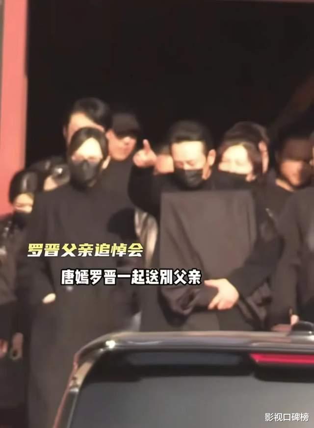 唐嫣操办公公葬礼累到被搀扶，时刻关注老公罗晋，夫妻俩一起用餐