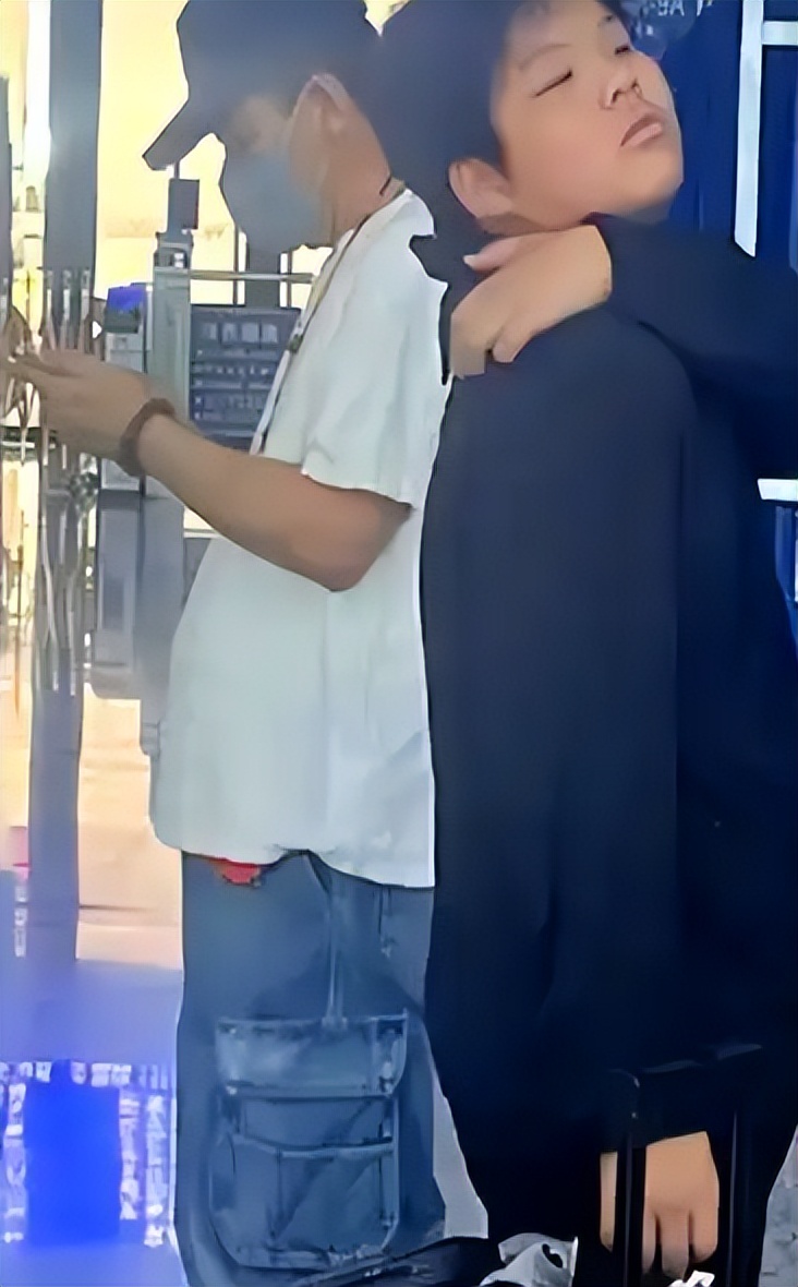 黄圣依13岁儿子安迪从国外转学到香港读书，杨子和女朋友亲自送去