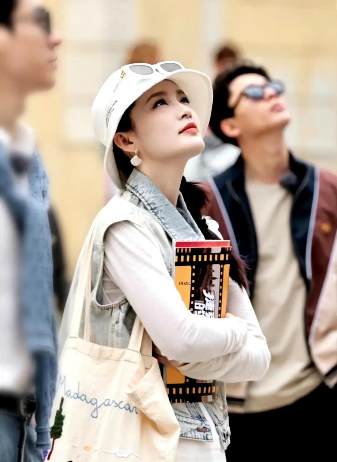 李沁抵达上海,本人也太漂亮了吧,身材比例也超绝的呀