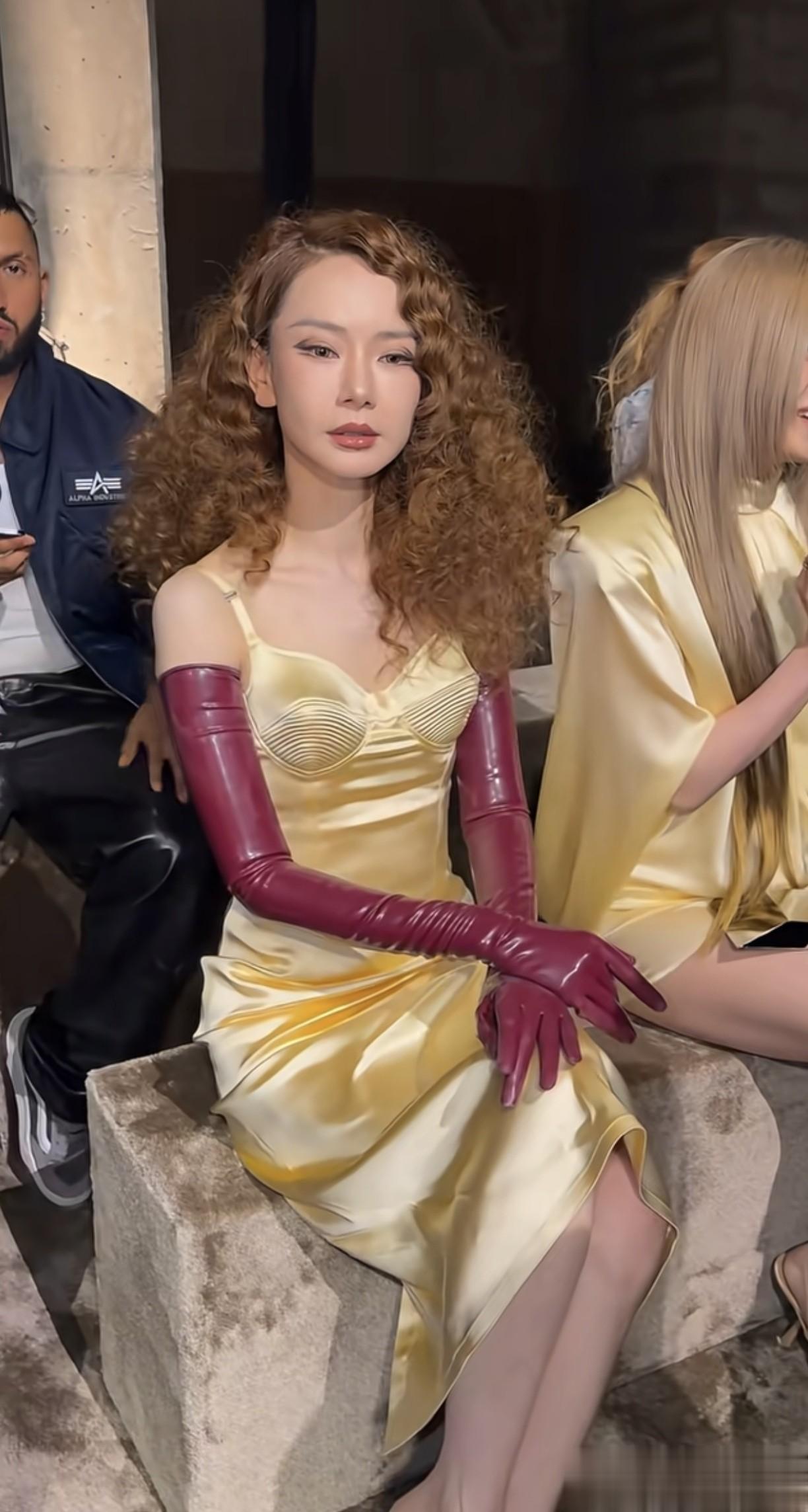 戚薇现身Mugler大秀,脸部凹凸不平排骨胸,内娱畸形审美好吓人