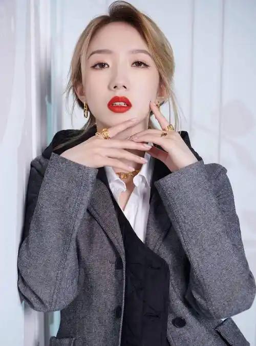 外表是仙女，私下里却是“文盲”的4位女星，郝蕾的话真的太扎心