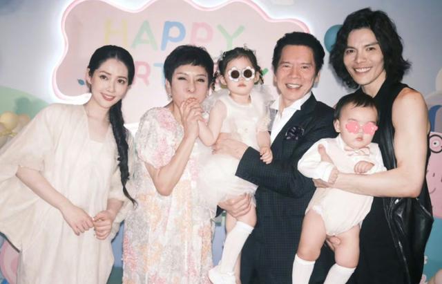 向华强迎77岁生日，儿子向佐晒一家四口合照，真是幸福又美满