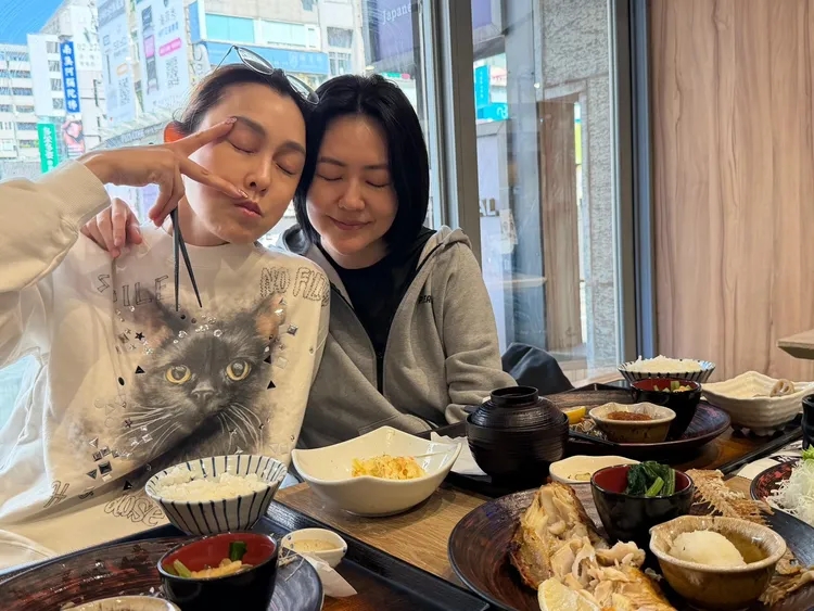 小S获奖泪崩了,项链藏大S骨灰,由具俊晔设计制作,S妈感动发声