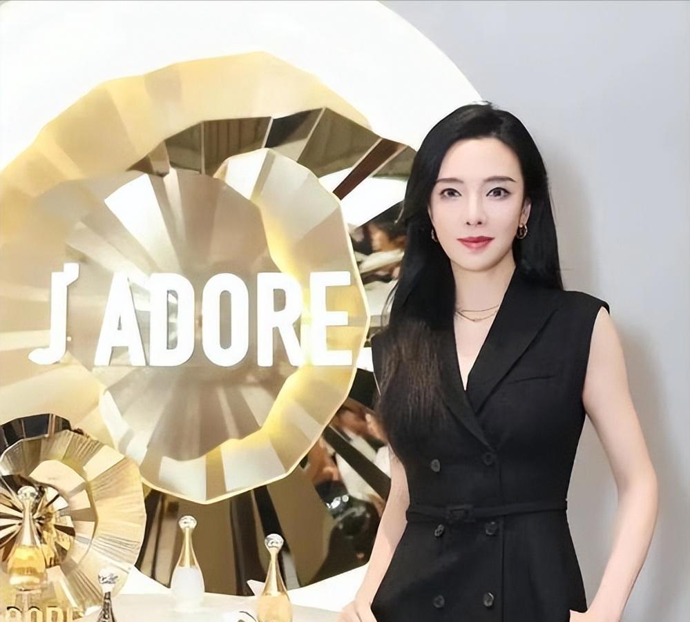 上海美女主持，和奥运冠军恋爱，3年2嫁富豪，如今是奢侈品牌宠儿