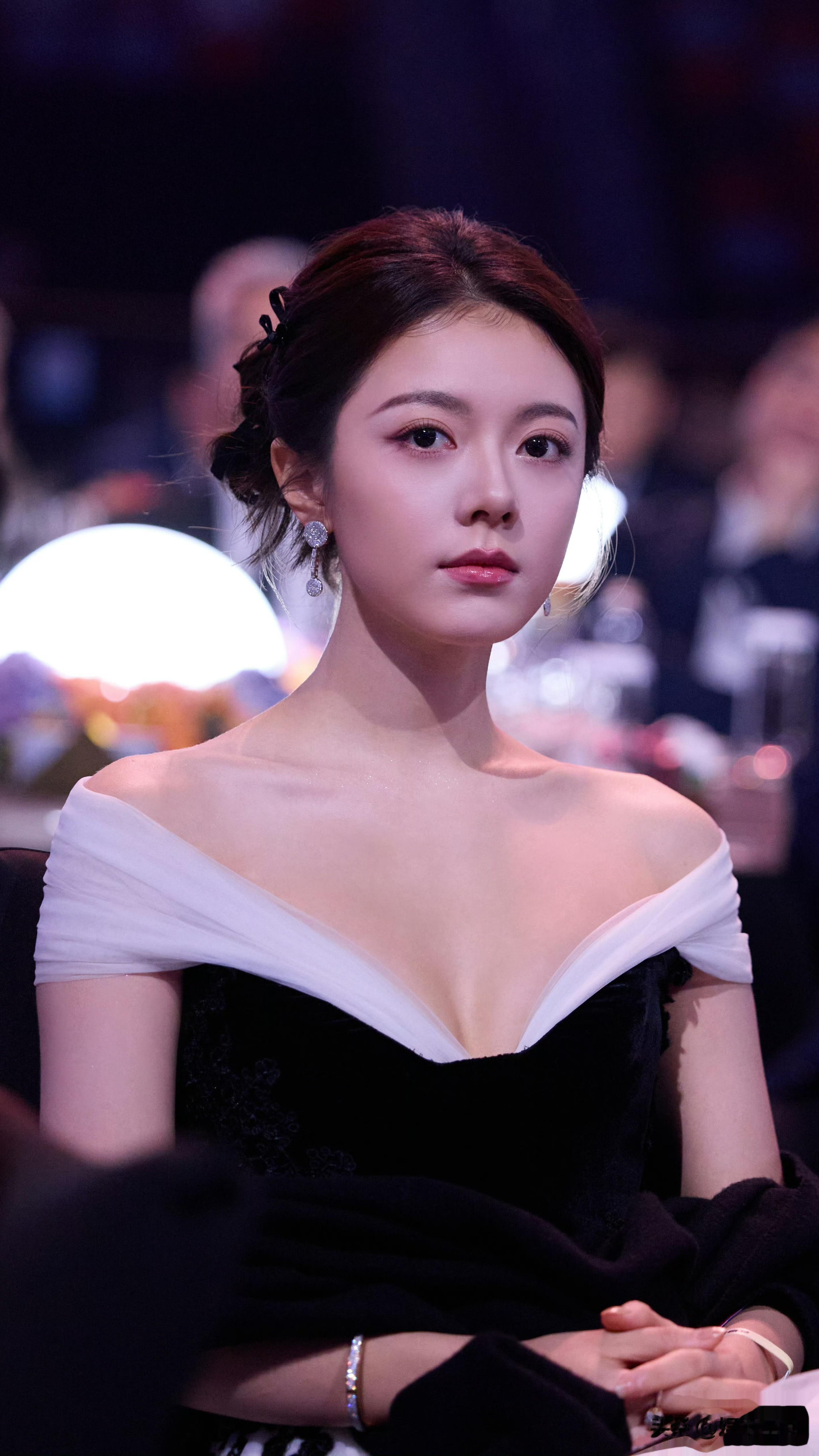 赵今麦 爱奇艺尖叫之夜，大气骨相美与惊艳造型成为焦点。