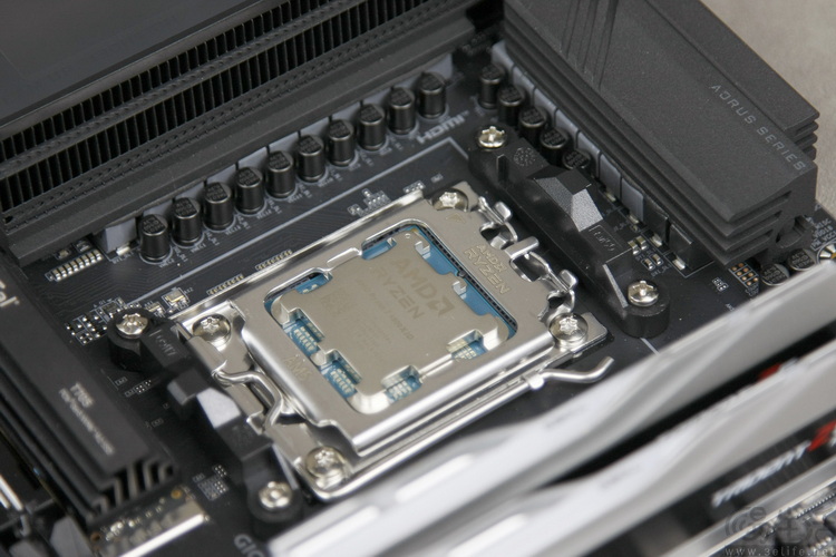 高頻內存暴漲后，9800X3D和285K游戲幀率誰更強