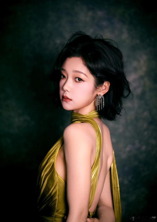 希林娜依高挂颈连衣裙