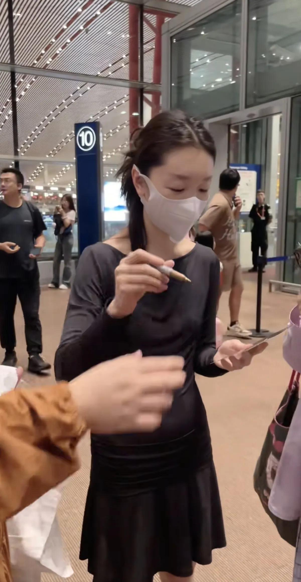 周冬雨机场素颜被偶遇，穿黑色套裙好瘦好小一只，皮肤超好很白！