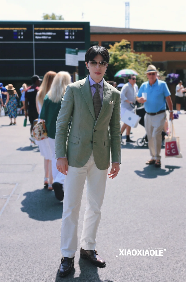 萧敬腾夫妻看温网，林有慧手上大钻戒太晃眼，牵手被嘲：母子出游