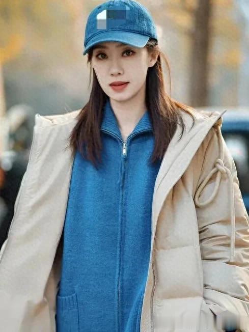 张小斐真是穿搭高手！羽绒服+针织衫+休闲裤，时髦减龄又高级！