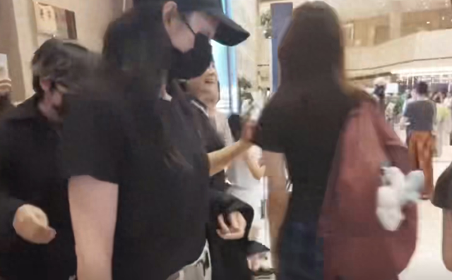 王鸥现身剧院看男友何九华演出，甜蜜撒狗粮，曾被曝为他秘密生女