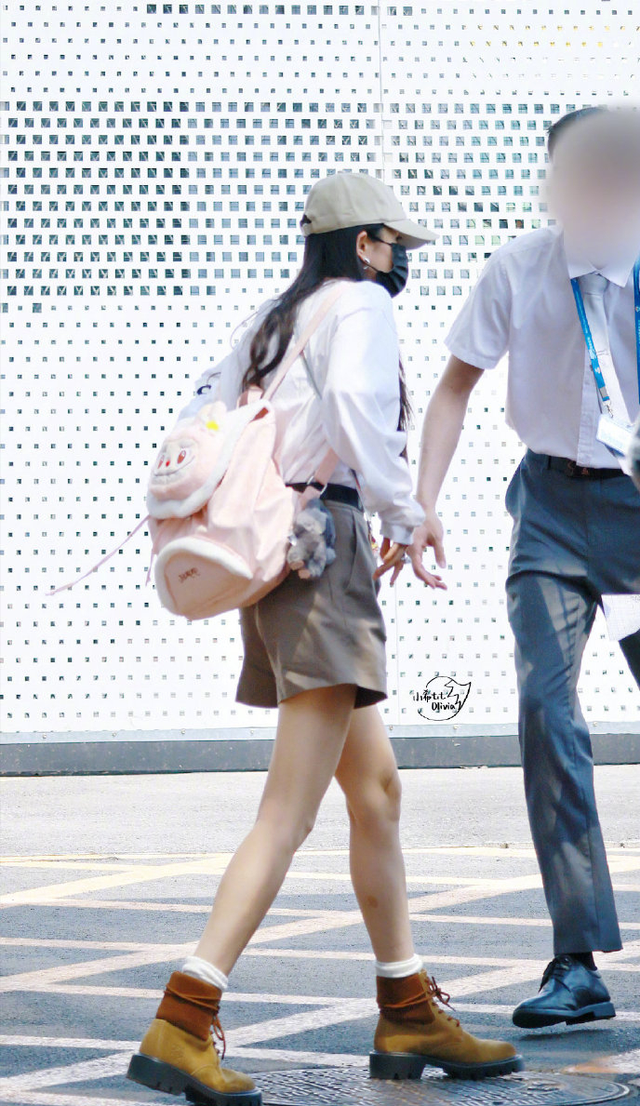 杨幂美到骨子里了,穿白T恤+短裤背Labubu书包,身材好到让人尖叫