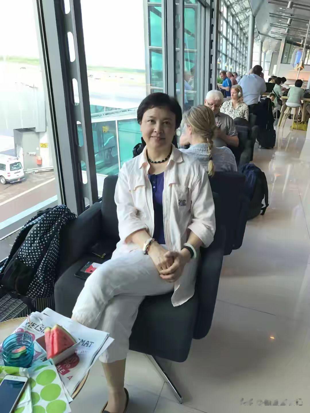 从主持人到演员,她为儿子息影,却在丈夫肝癌去世后,靠演技出圈