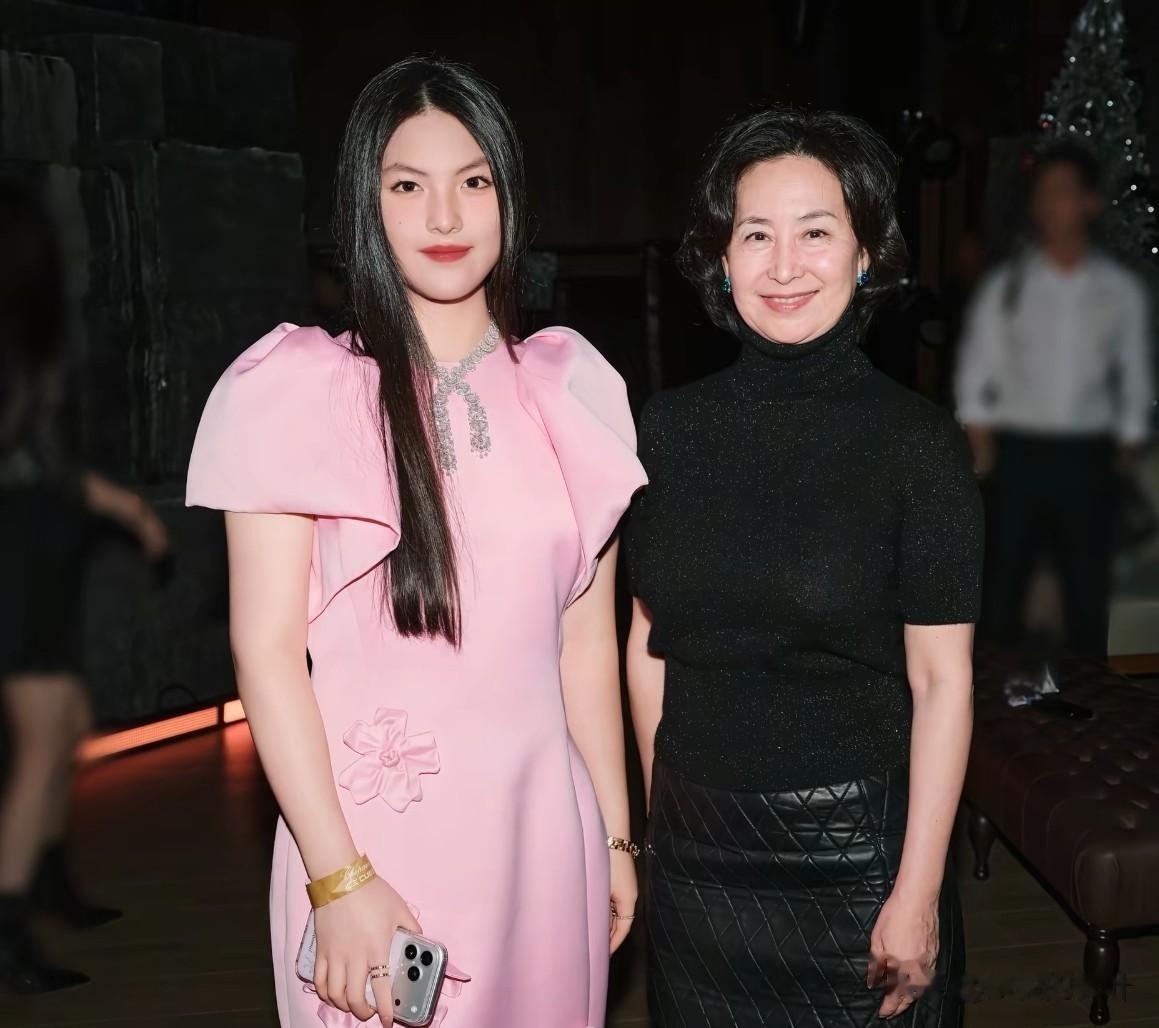 李湘瘦好多！带王诗龄哈尔滨参加活动！母女俩又瘦又薄，反差很大