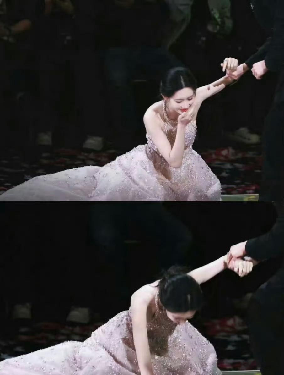 星光大赏孟子义摔出神图，慌乱搀扶掀磕糖热潮，裙摆鎏金绽破碎美