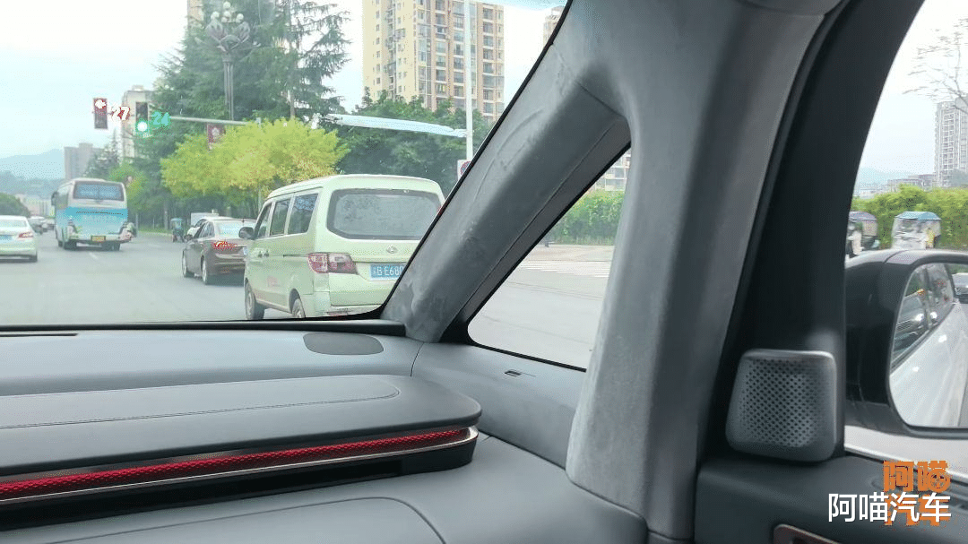 这车设计脑洞太大了，极氪MIX有点意思，为啥却卖不动呢？