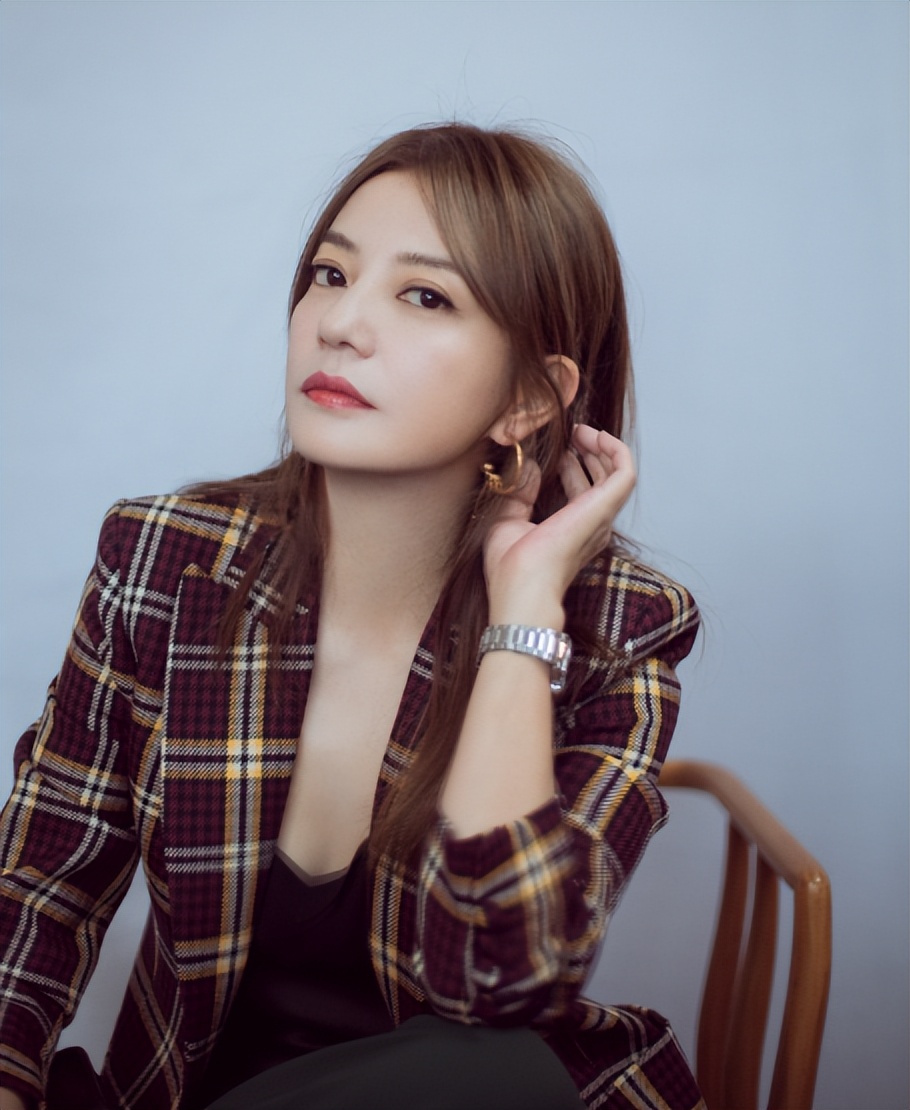 黄晓明公开点名才几天,赵薇近况接连曝光,有一点4年前就注定