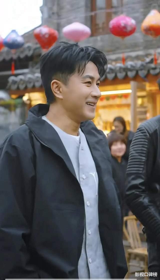 51岁刘恺威现身江苏,少年感十足,有网友质疑其戴假发纹眉毛