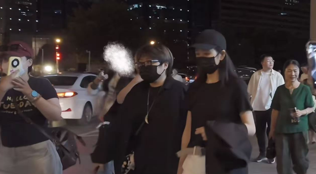 王鸥现身剧院看男友何九华演出，甜蜜撒狗粮，曾被曝为他秘密生女