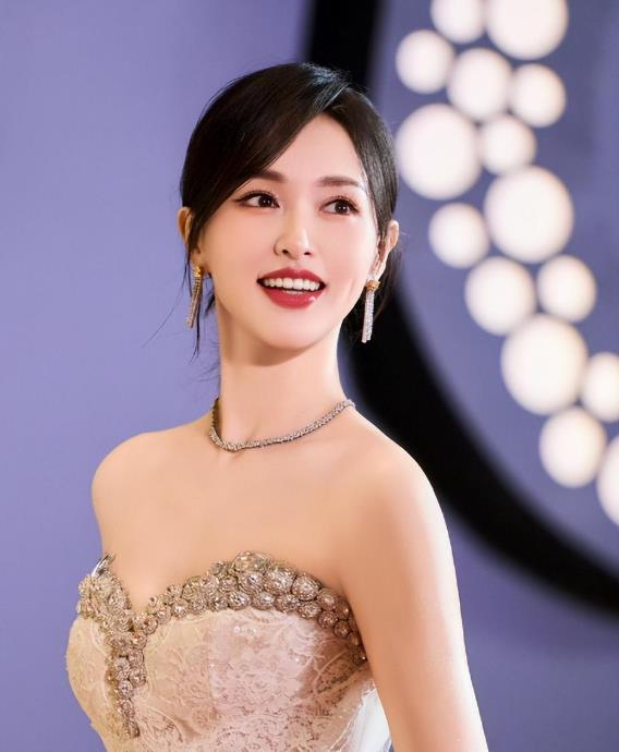 时隔5个月，沈佳妮不再沉默，两字回应质疑，网友：她就没好看过