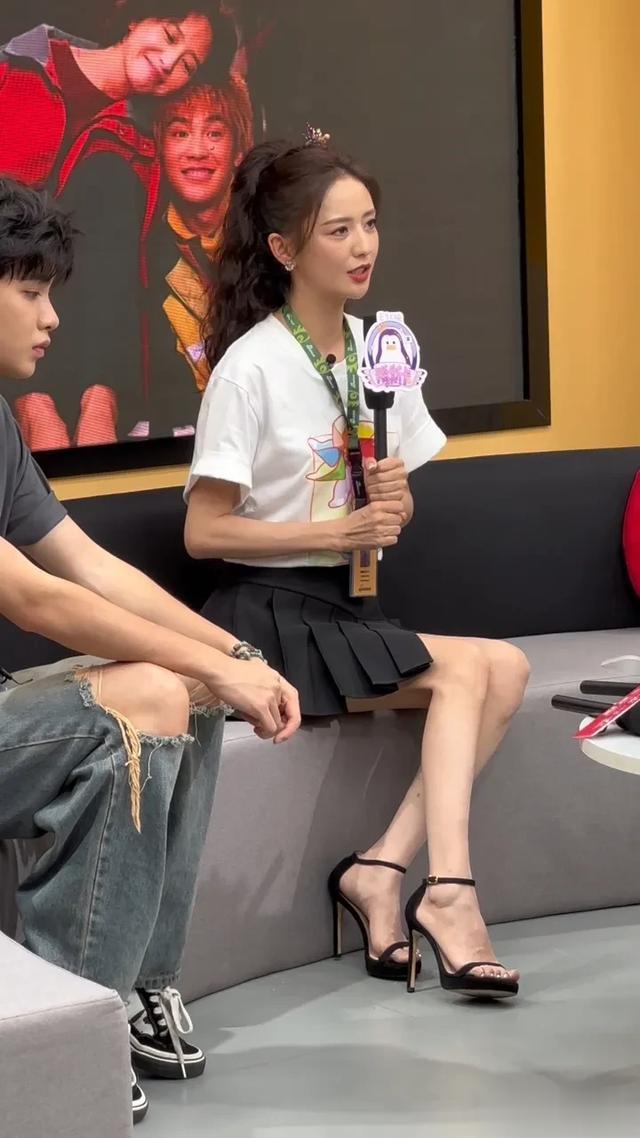 佟丽娅的脚真美像是少女的脚