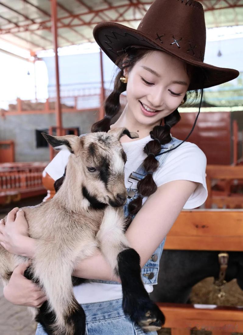 主持人冯琳分享靓照,穿牛仔背带衣配双马尾俏皮可爱,好美