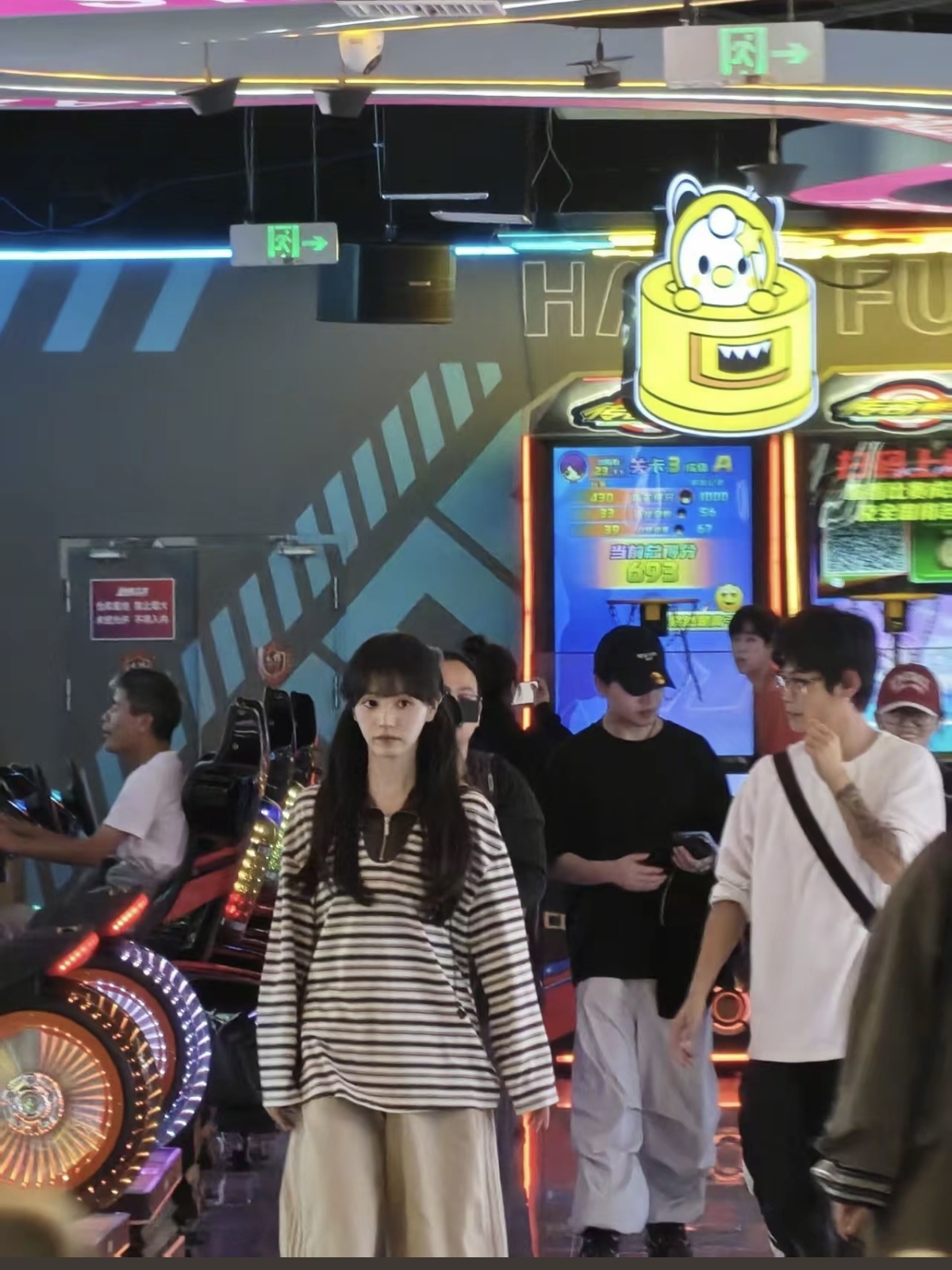 田曦薇电玩城拍戏被偶遇，看着玩的很开心，还体验了多个不同种类