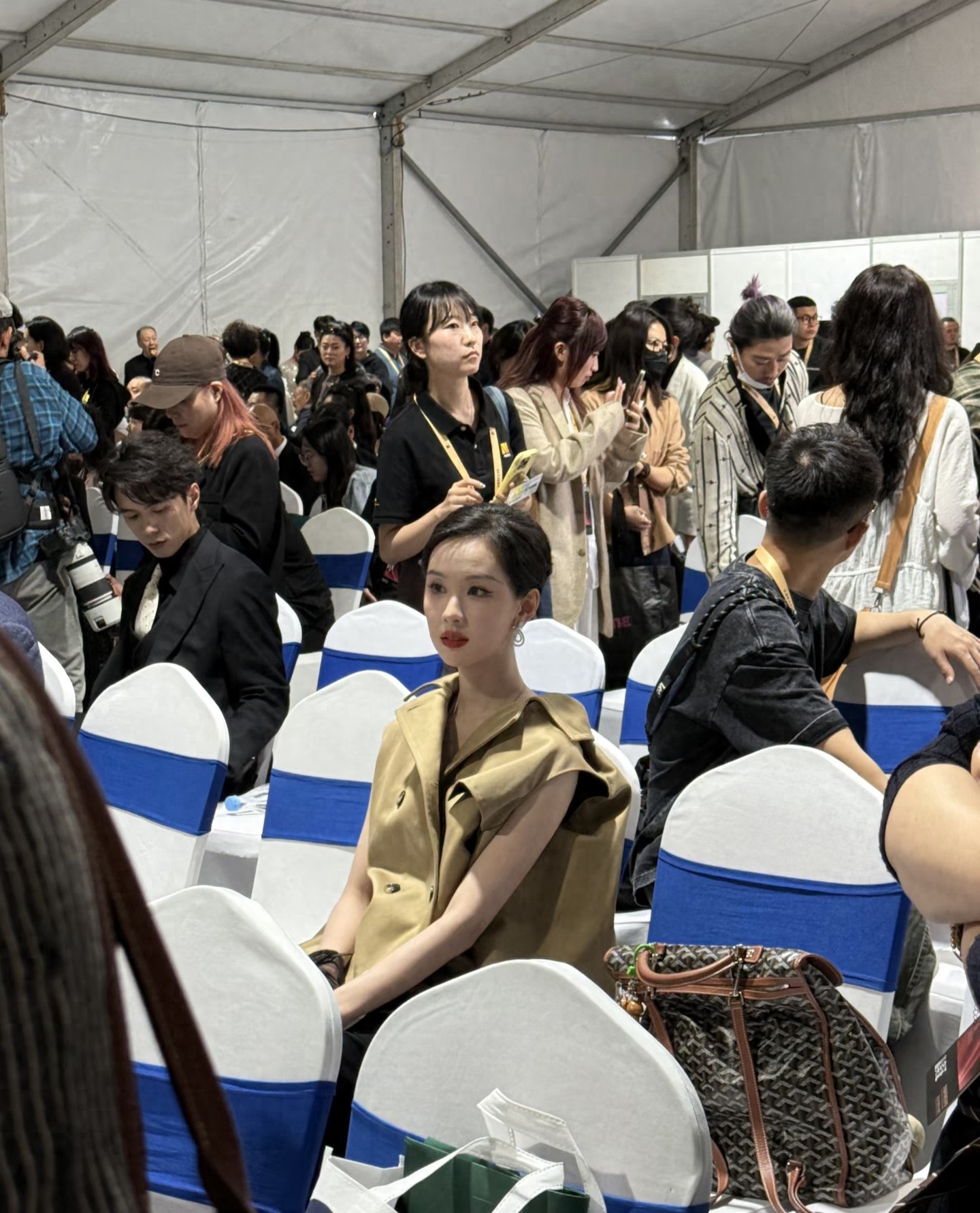 陈都灵本人太美了,鹅蛋脸天鹅颈,颜值气质跟神仙姐姐刘亦菲很像