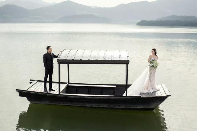 汪小菲婚礼刮大风画面曝光！在长城上誓言，张兰穿白色旗袍被喷