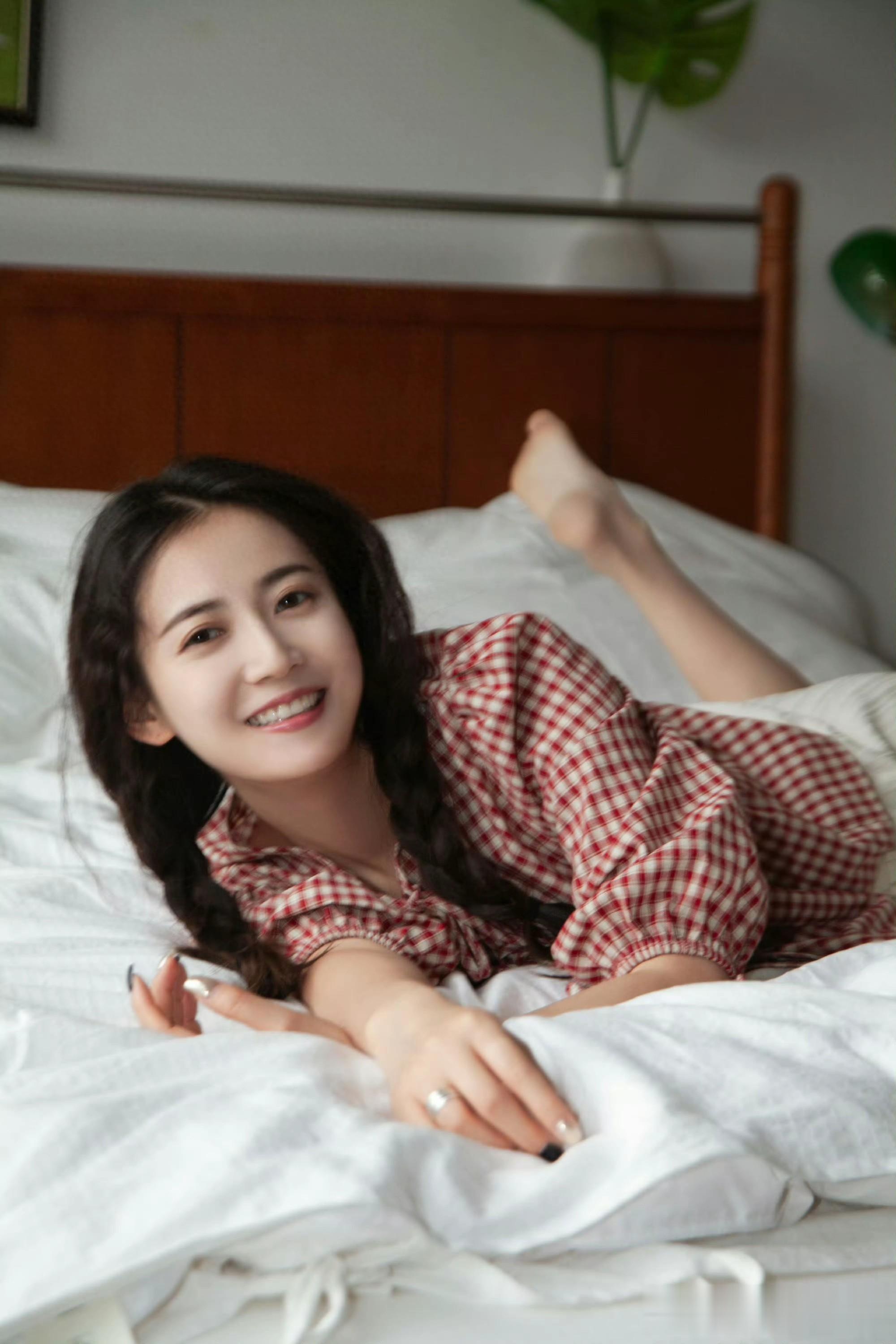 陈钰琪居家随拍超治愈，格子衫配麻花辫好温柔