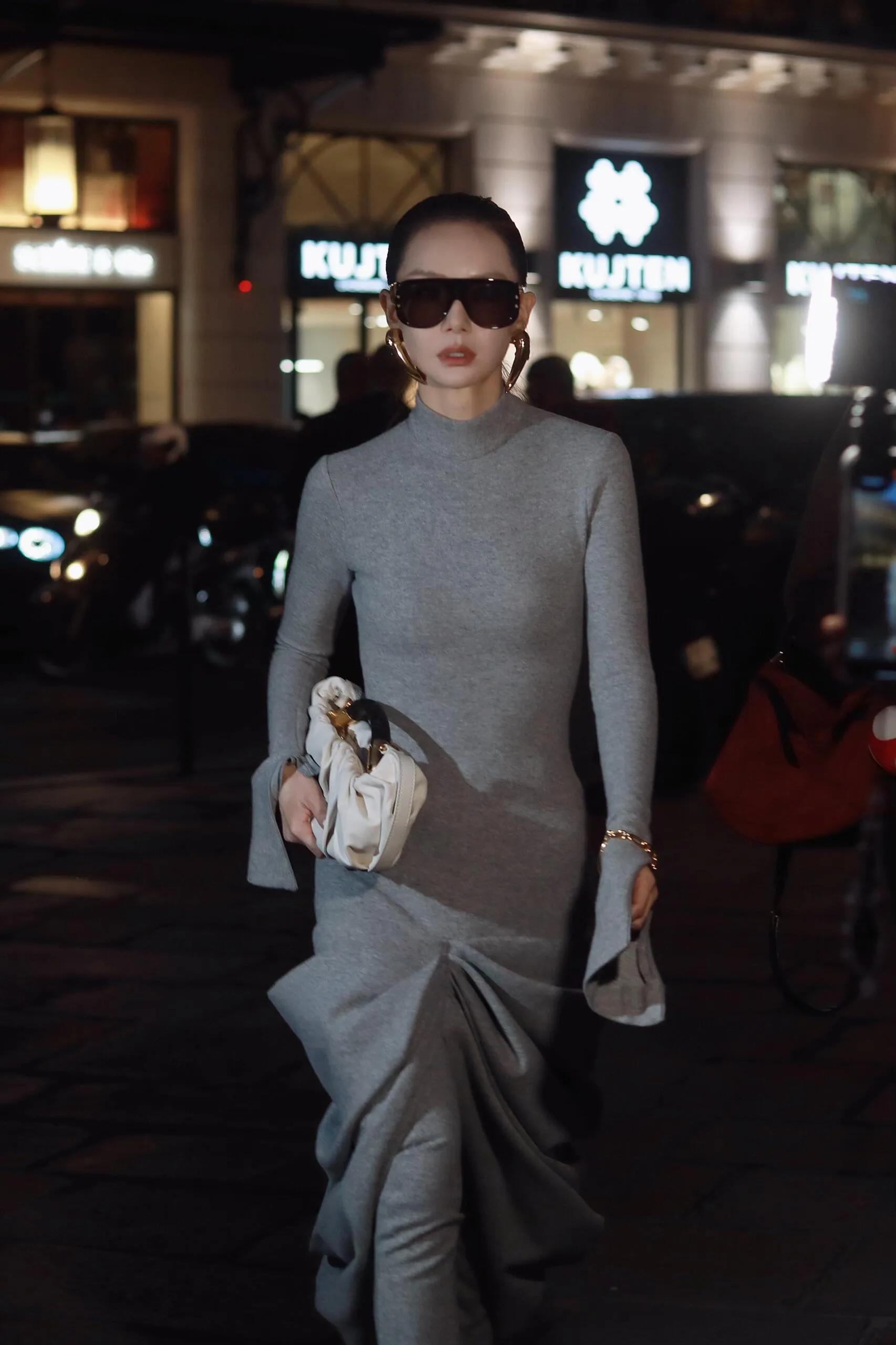 吴千语和戚薇坐一起看秀，两个天蝎女同场较劲，吴千语更年轻贵气