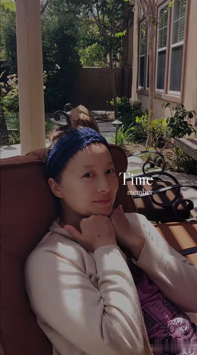 50岁徐露北京别墅曝光，院子大得能跑步，老公罕见现身年轻帅气