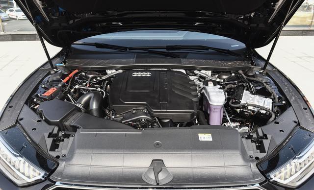 奥迪A6L劲敌来袭,2.0T高功版跌至29.49万,豪华轿车性价比之选