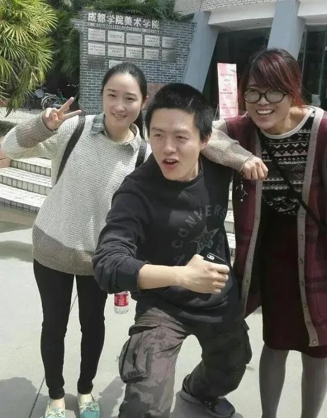 100亿票房导演的座驾竟是自行车？饺子：省下油钱全捐给国漫了！