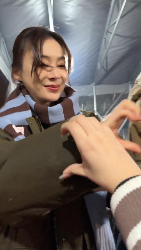 袁姗姗线下被偶遇，穿大棉袄坐路边吃面，生图五官立体但有姨味
