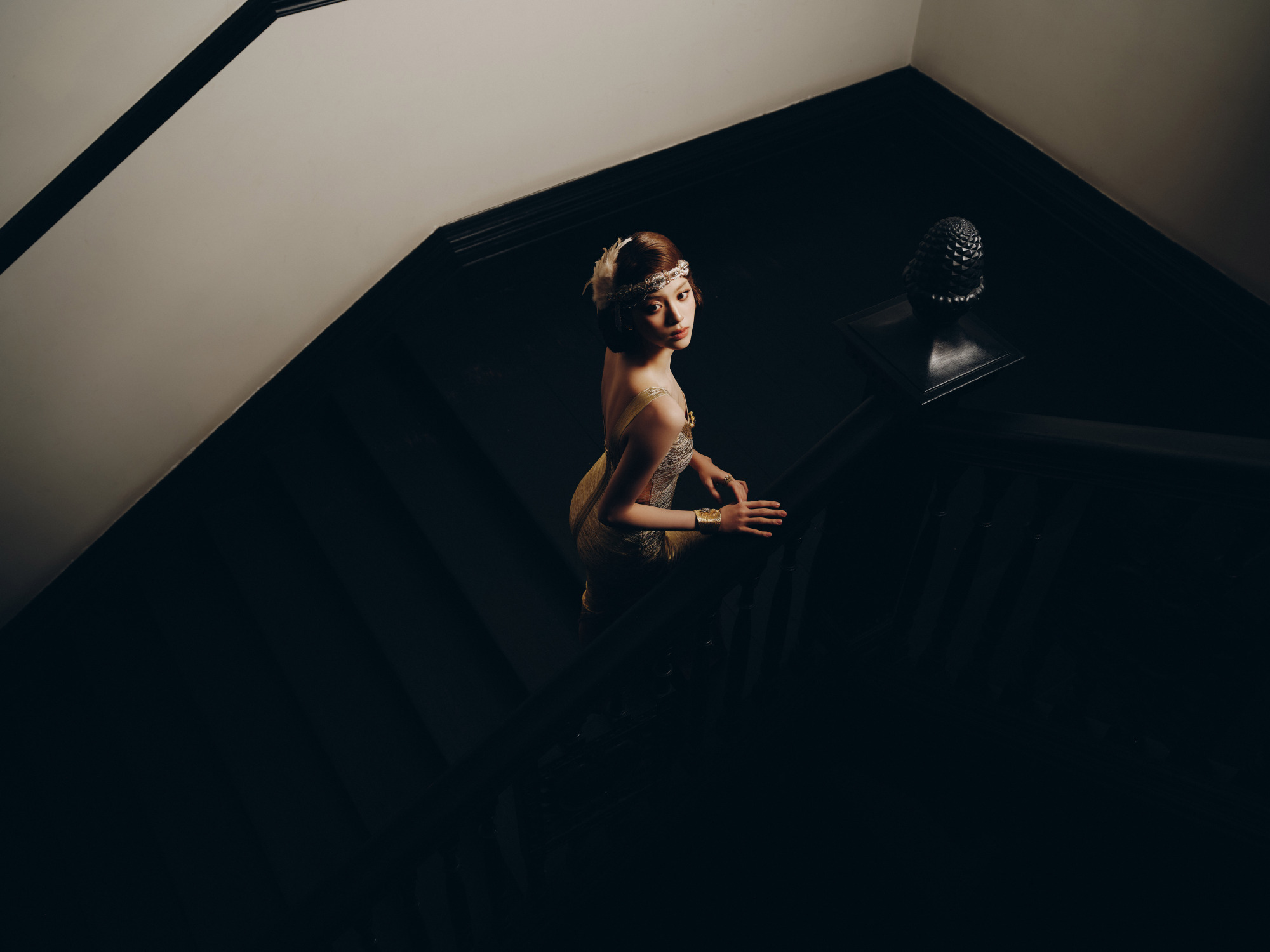 欧阳娜娜cos黛茜,鎏金裙勾勒曼妙曲线,复古氛围感超绝!