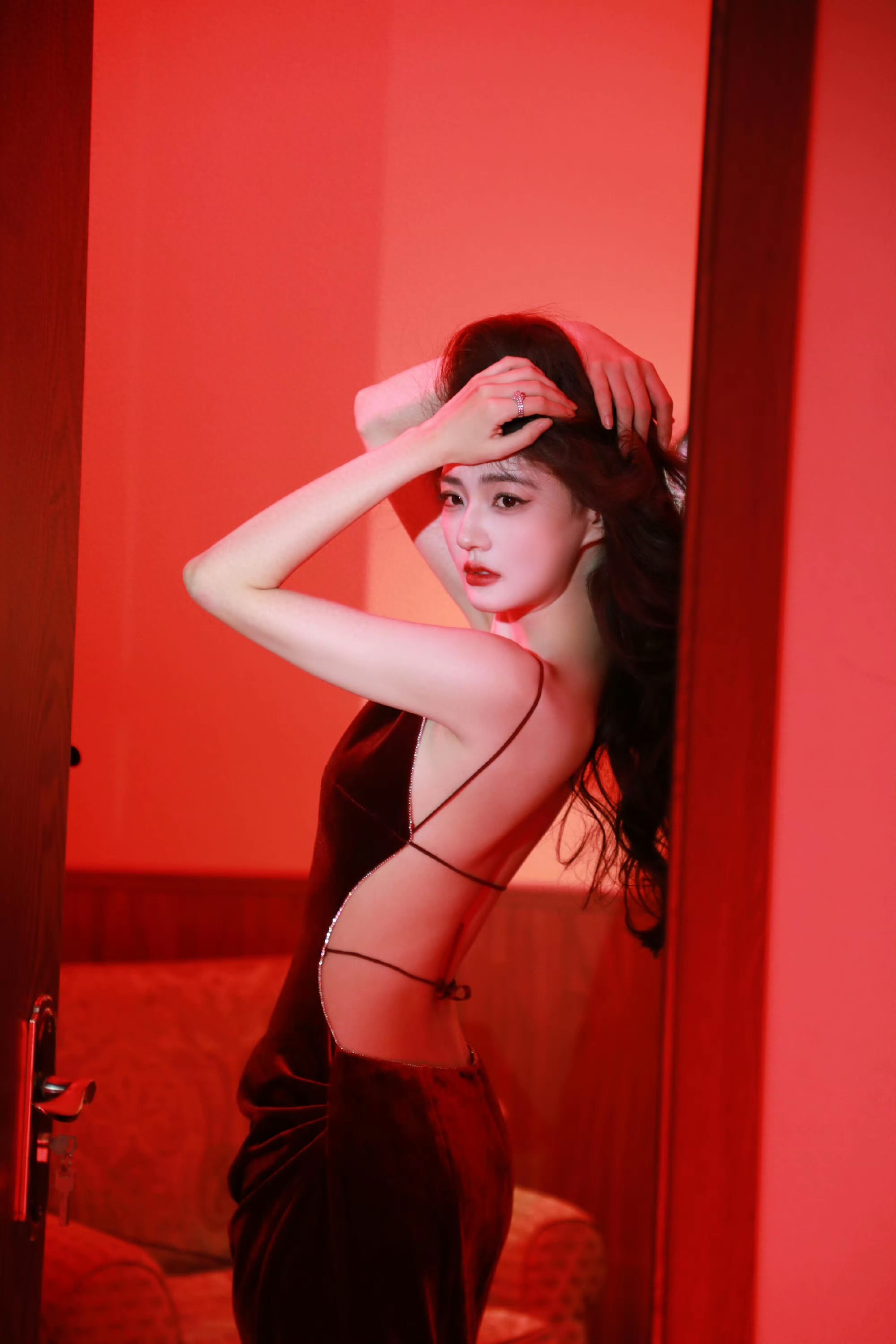 徐璐红唇卷发，三分慵懒，七分热烈，是明艳大气