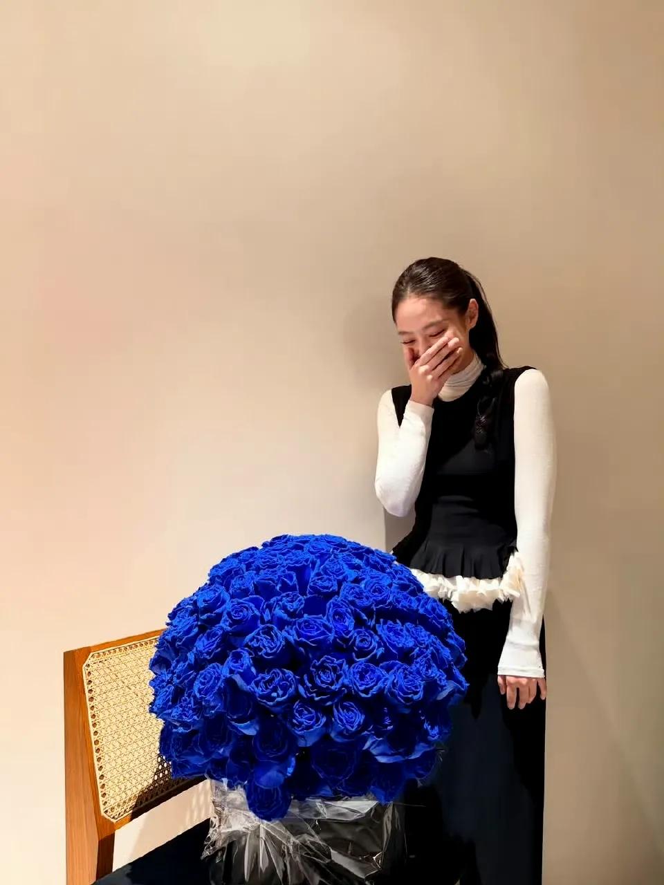 Jennie更新生日穿搭，这一套好优雅