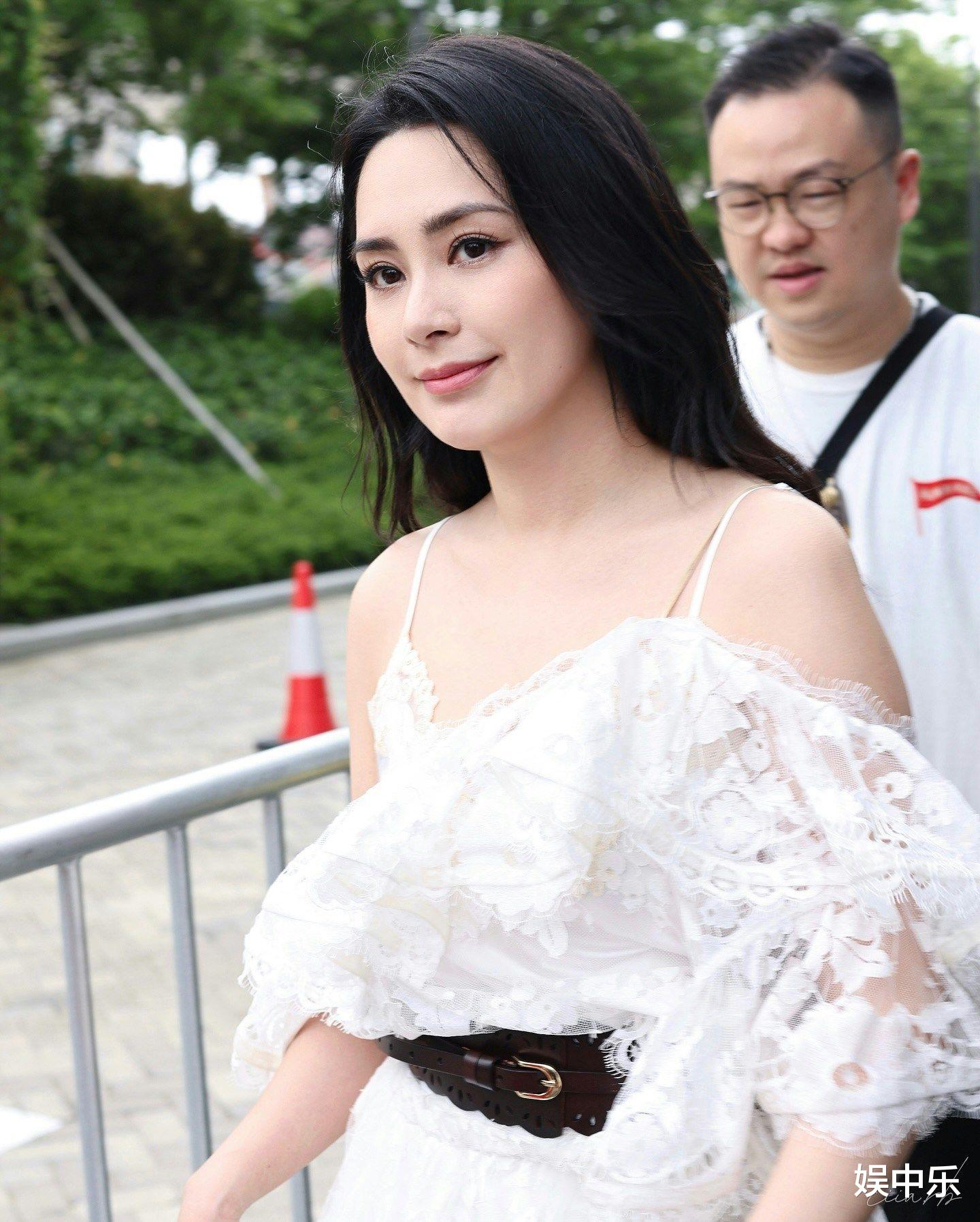 44岁阿娇上海机场提LV包，单身富婆钟欣潼仍想生娃