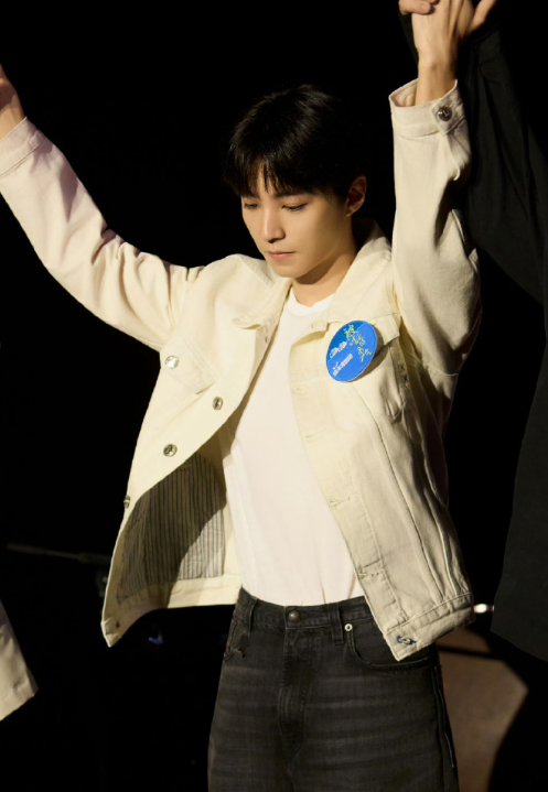 乌镇大佬聚会：刘欢满头银发，谭松韵嫩了，却被瘦下来的郝蕾惊艳