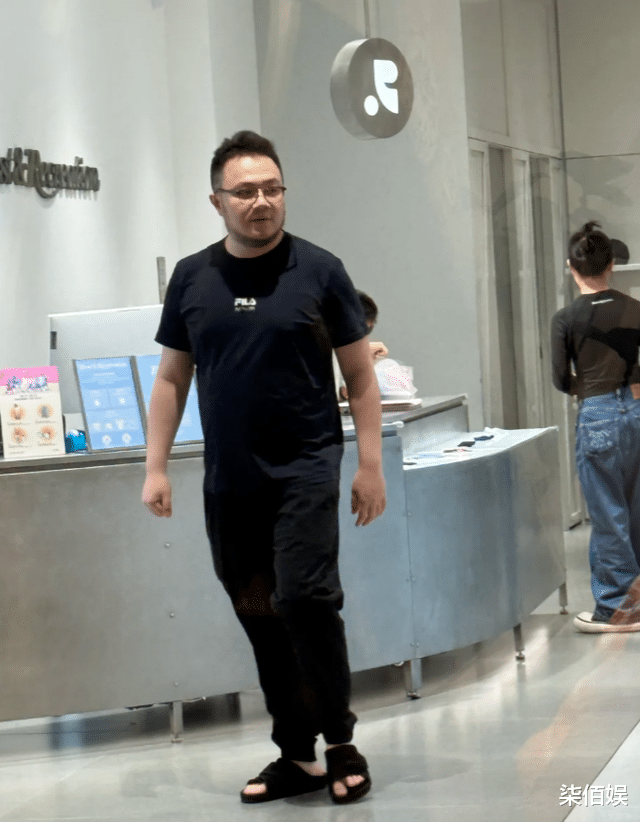 宋丹丹和儿子一家逛街,与小22岁儿媳穿同款好年轻,婆媳像同龄人