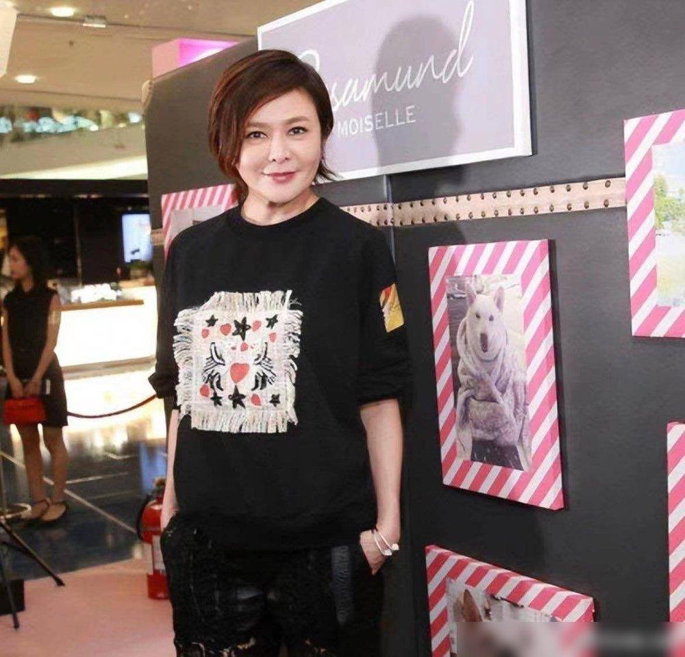 关之琳真不服老,穿一身黑低调亮相,没想到“蕾丝裤”才是王炸