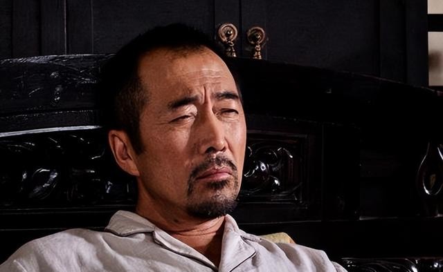 他爱慕萨日娜20年,先后娶俩娇妻,老来得子又离婚,64岁下场凄惨