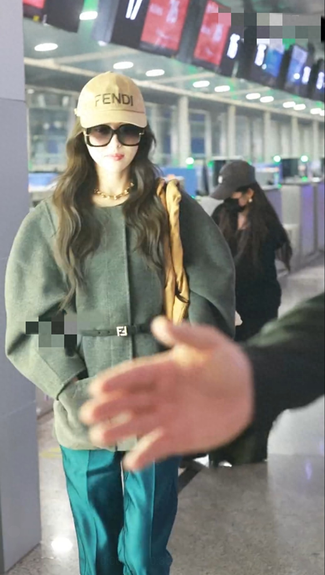 唐嫣出发米兰时装周,双手插兜走起酷飒风,抿嘴偷笑破防变可爱了