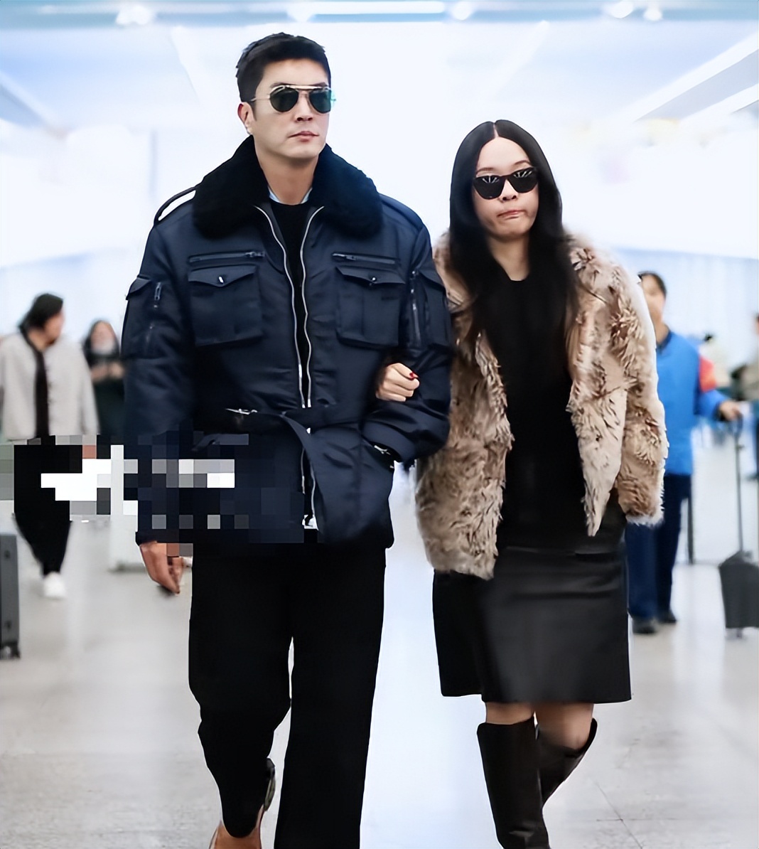 45岁霍思燕跟杜江同框回京，皮草配靴子穿搭老土，五官男相认不出
