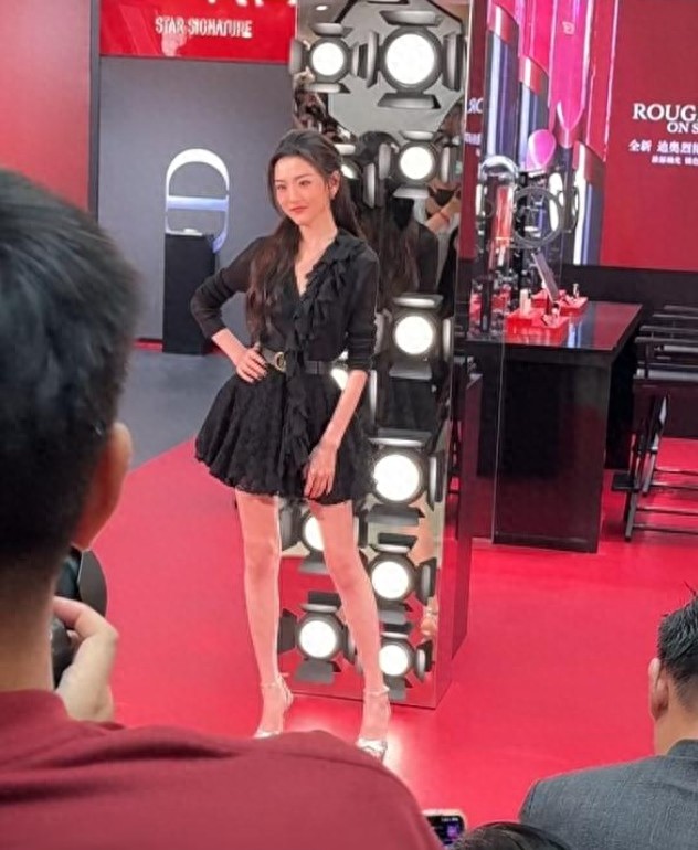 宋祖儿瘦成“纸片人”惊现南京!筷子腿“吓坏”粉丝!