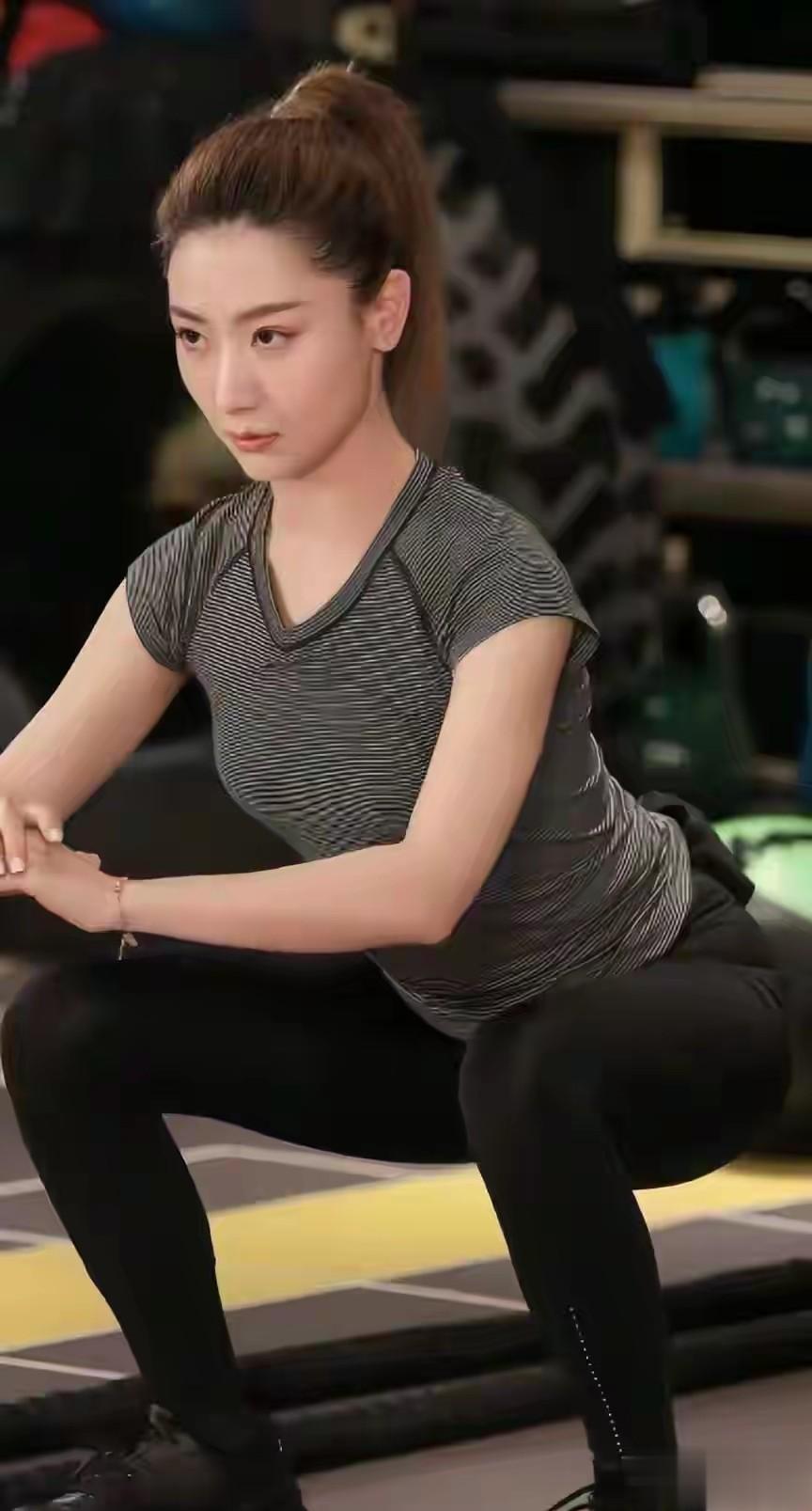 39岁单亲妈妈白冰,昔日媚骨天成,如今靠自律美到发光